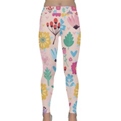 Tekstura-fon-tsvety-berries-flowers-pattern-seamless Classic Yoga Leggings by Sobalvarro