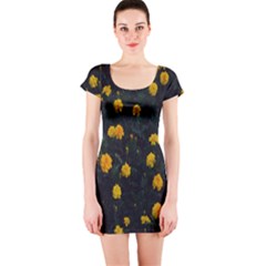 Bloomed Yellow Petaled Flower Plants Short Sleeve Bodycon Dress by artworkshop