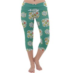 Retro 1960s Flowers Pattern 2 Capri Yoga Leggings