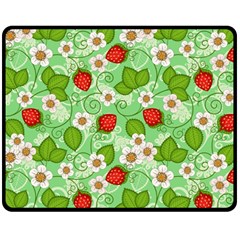 Strawberries Pattern Seamless Fleece Blanket (medium)